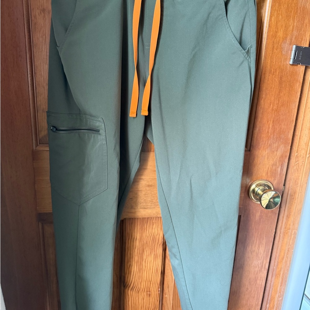 Figs moss green Zamora joggers
